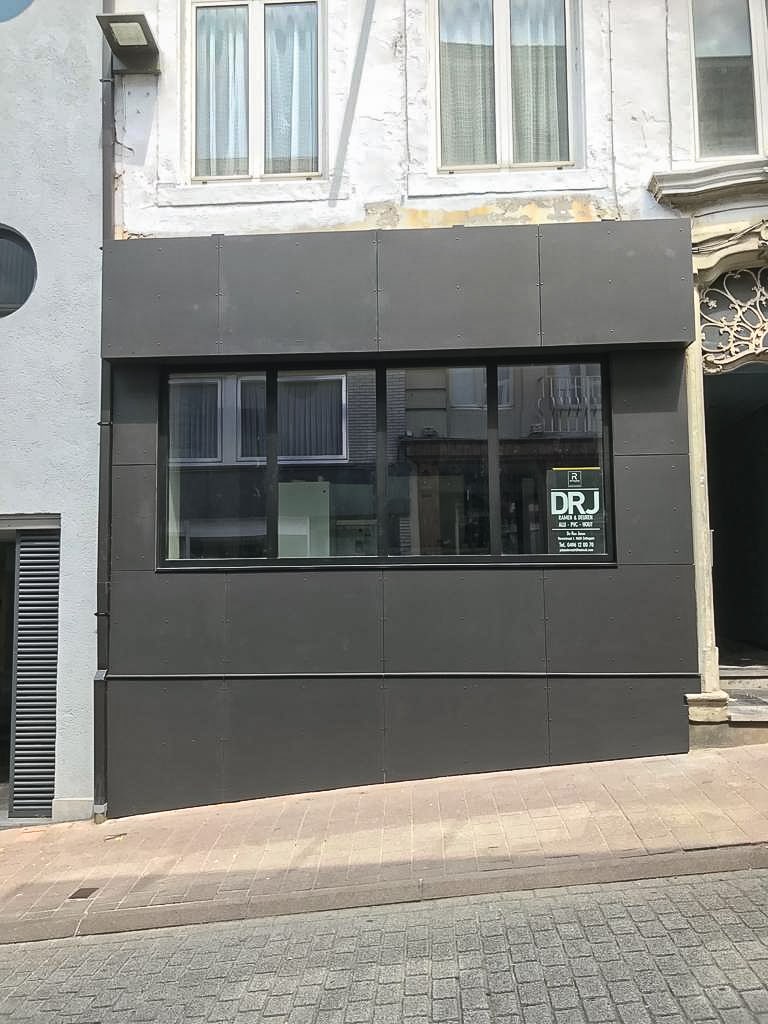 Gevelrenovatie met zwarte aluminium ramen