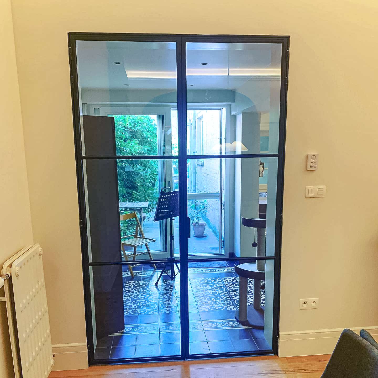 Dubbele stalen binnendeur met glas in landelijke woning