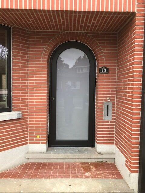 Deuren plaatsen met gebogen bovenkant in een authentiek herenhuis – aluminium buitendeur met glas. - Deuren renovatie