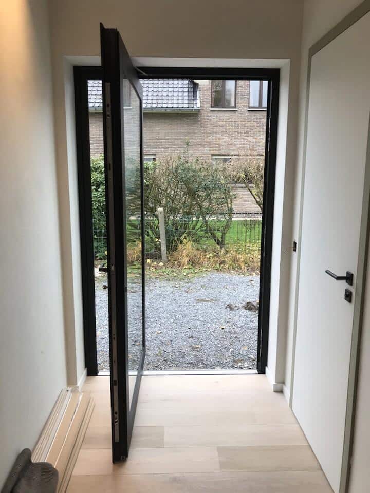 zwarte aluminium buitendeuren met draaisysteem geïnstalleerd door DRJ RAMEN & DEUREN in moderne woning