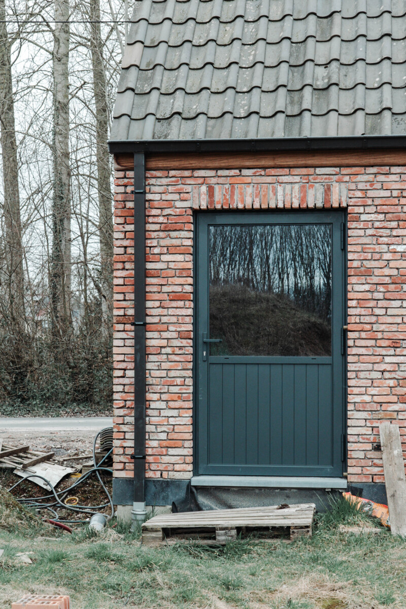Plaatsing van landelijke pvc buitendeuren in een woning met rode gevelsteen – deuren plaatsen.