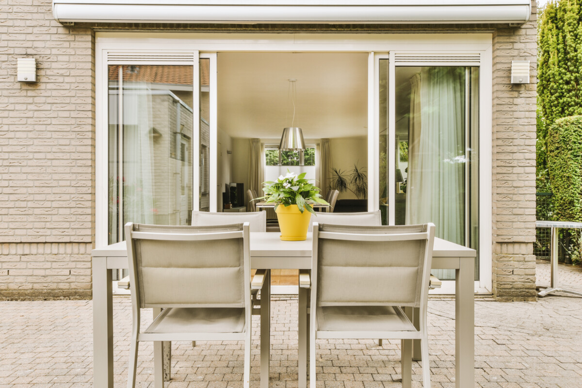 Schuifraam met ingebouwd ventilatierooster voor gezonde luchtcirculatie in de woning