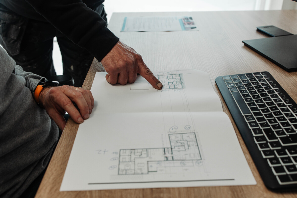 Technisch plan op bureau ter voorbereiding van de aanbouw van een aluminium veranda door DRJ Ramen & Deuren.