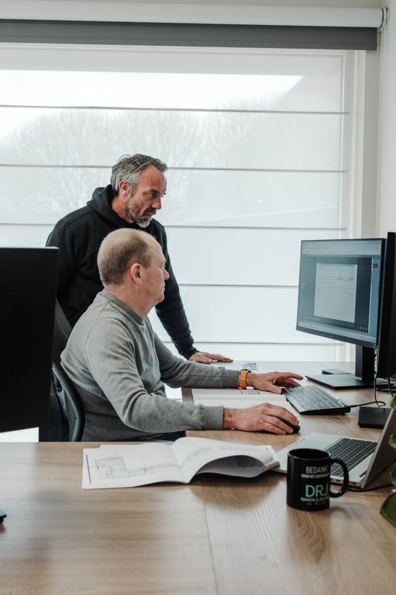 Technisch overleg bij DRJ over plaatsing en afwerking van schuiframen op maat