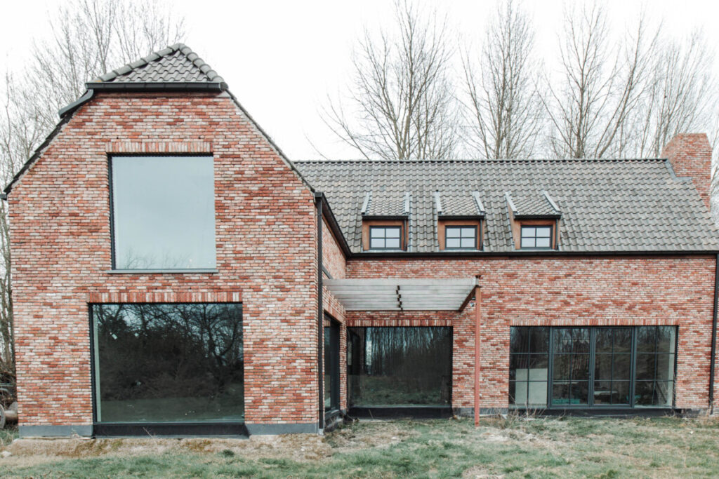 achterzijde landelijke woning met aluminium glaspartijen