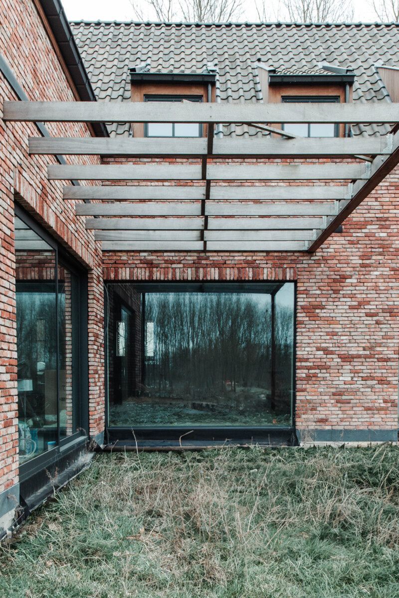 achterzijde landelijke woning met aluminium glaspartijen