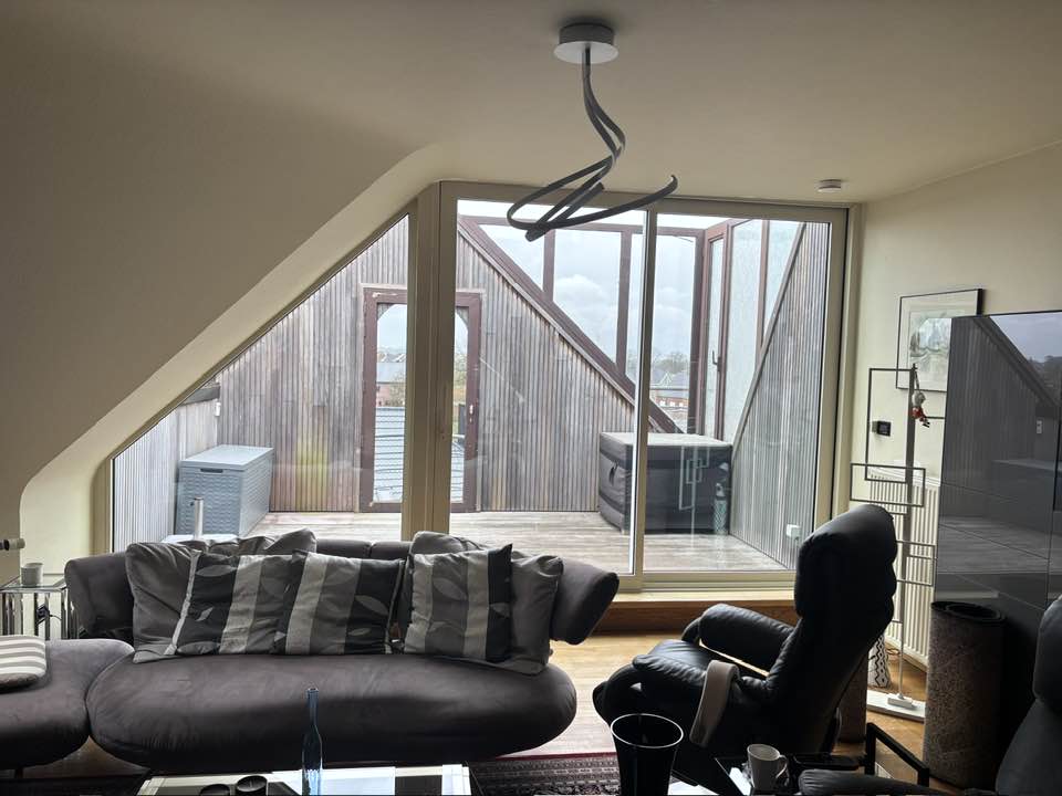 interieur met grote glaspartij en uitzicht op dakterras