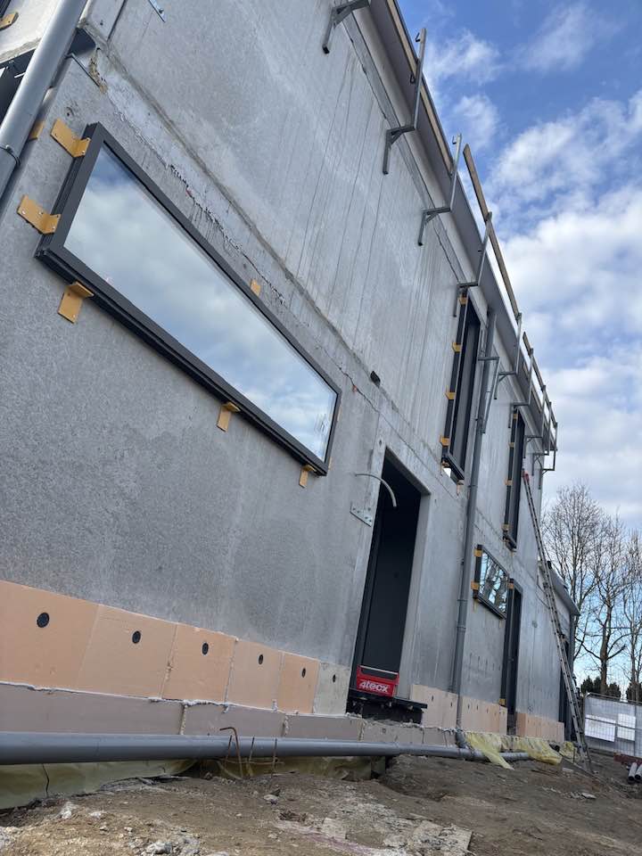 zijaanzicht op nieuwbouw met smalle aluminium raamprofielen