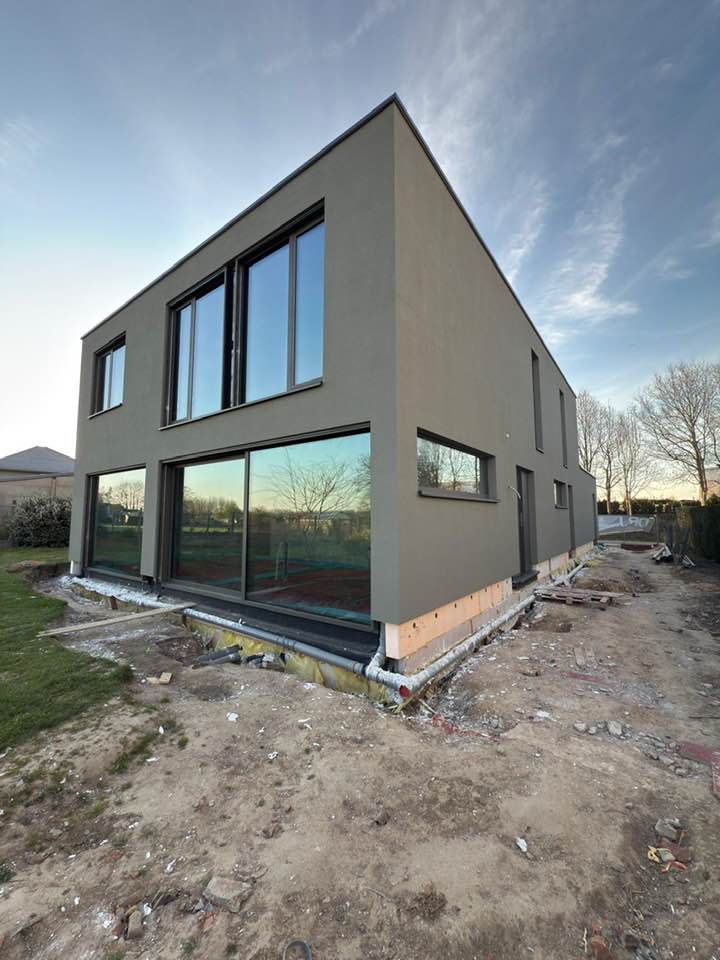 moderne woning met afgewerkte aluminium ramen en gevelbepleistering