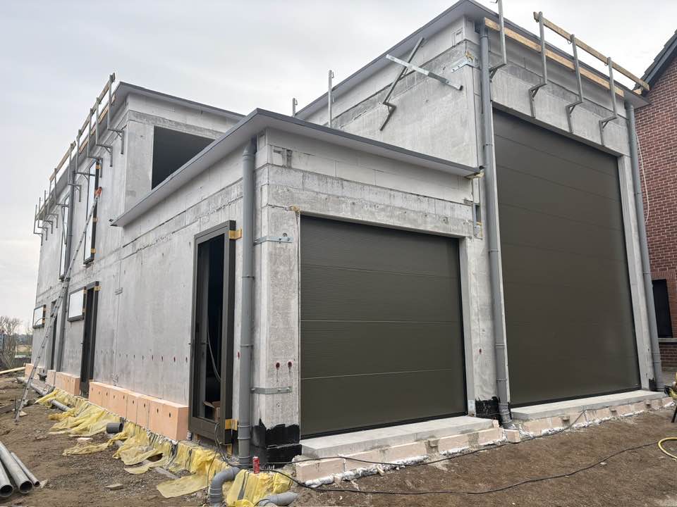 garage en inkomdeur met aluminium panelen en rolluiken