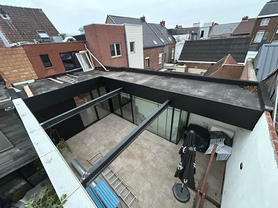 luchtfoto van moderne stadspatio met glazen gevel