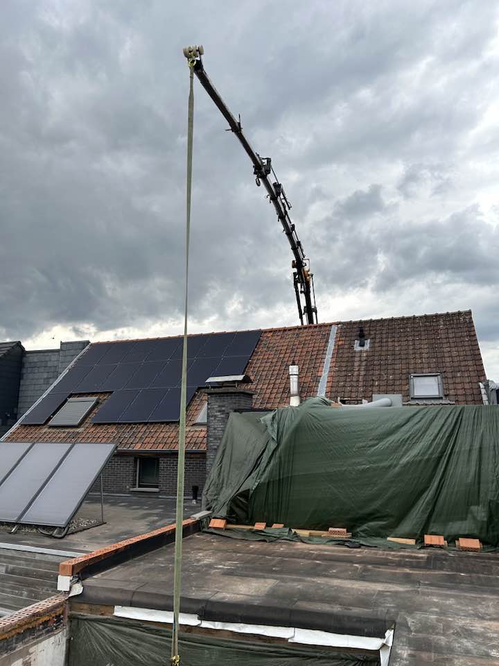 kraan plaatst raamprofiel op stedelijke locatie