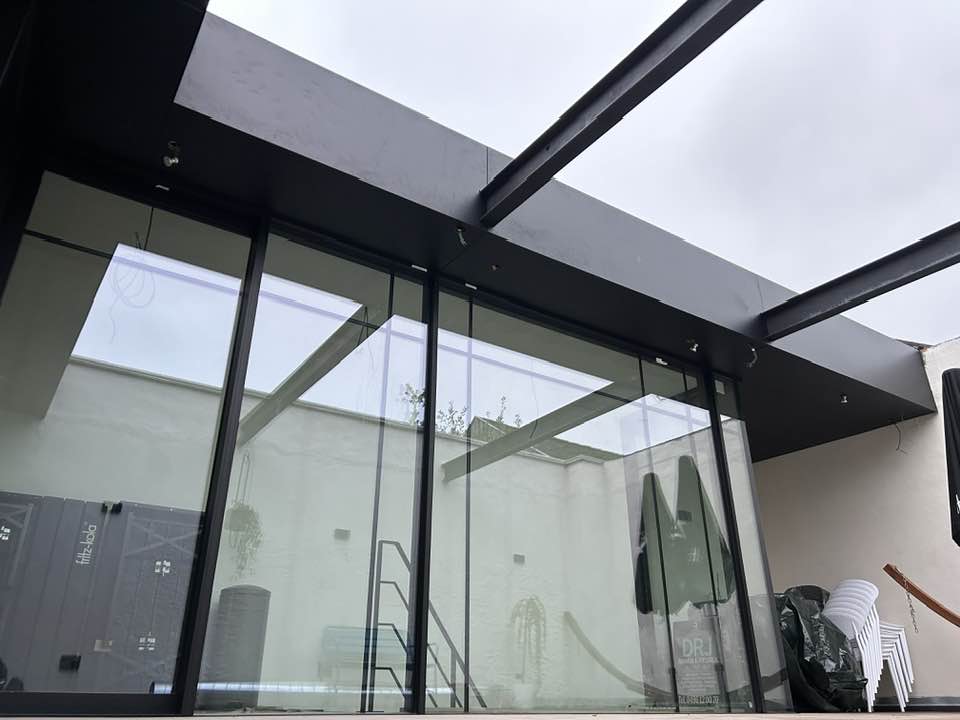 aluminium glazen wand in stadswoning door DRJ Ramen & Deuren