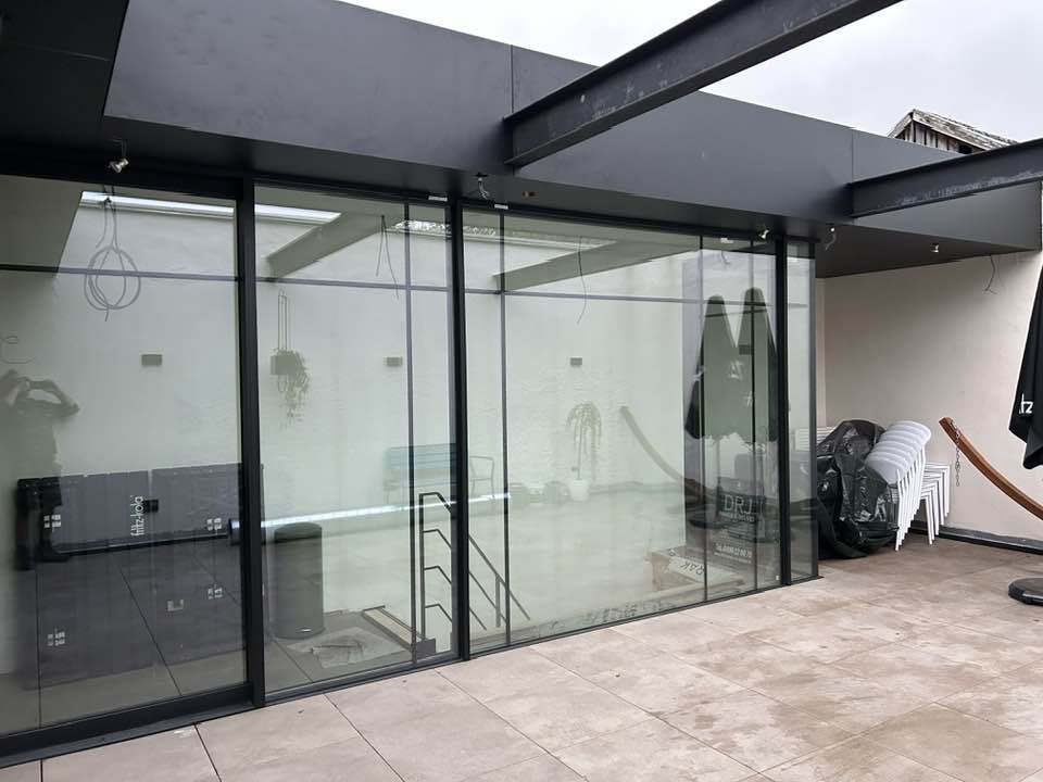 detail van zwarte aluminium structuur met glaspartij
