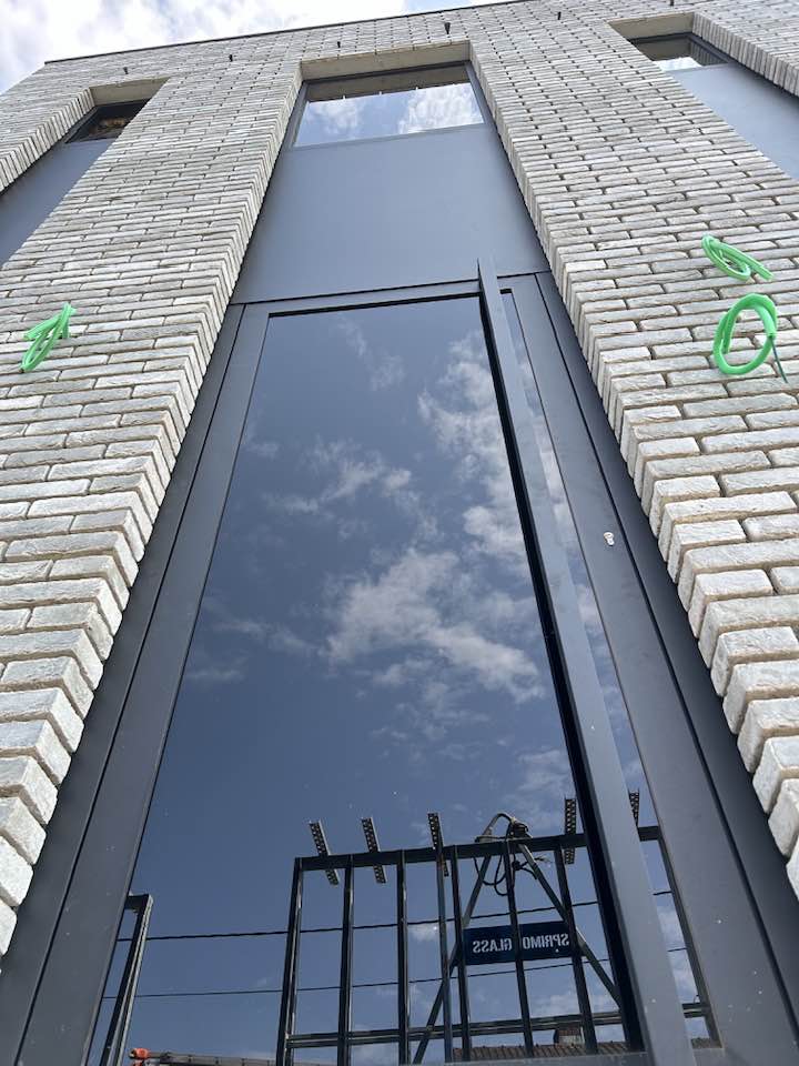 Moderne nieuwbouw met aluminium ramen