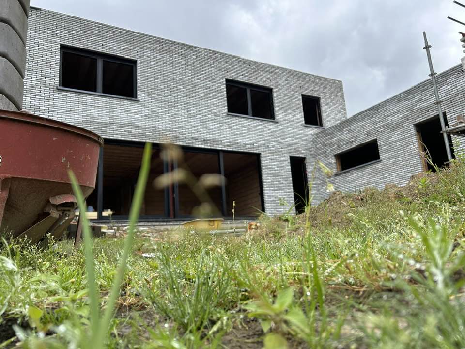 Gevel met smalle, verticale raamprofielen