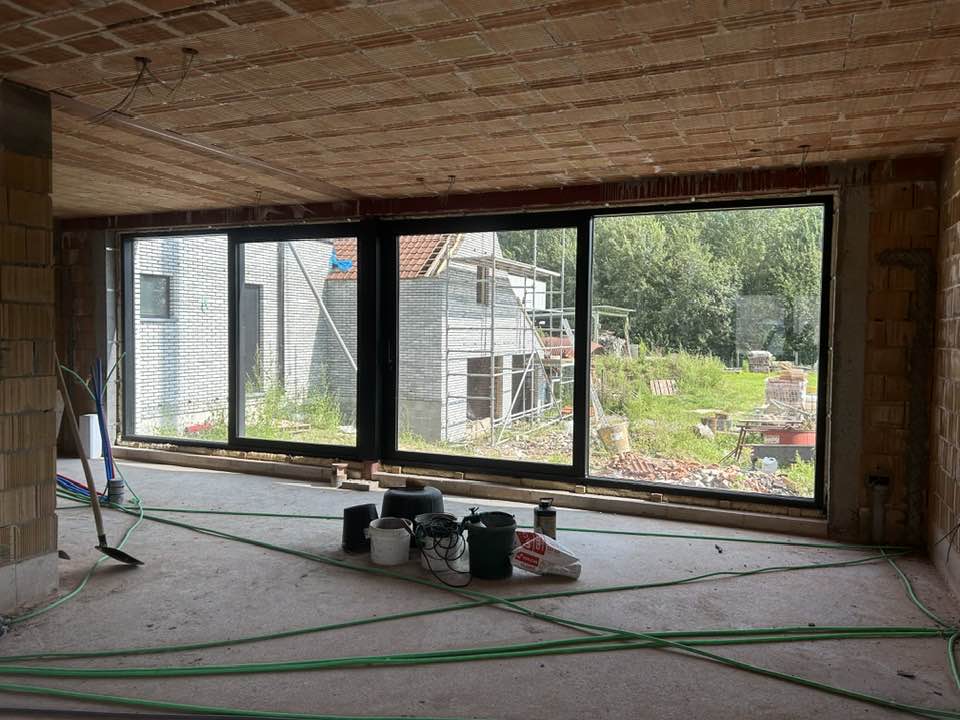 Aluminium schuifraam met zicht op tuin